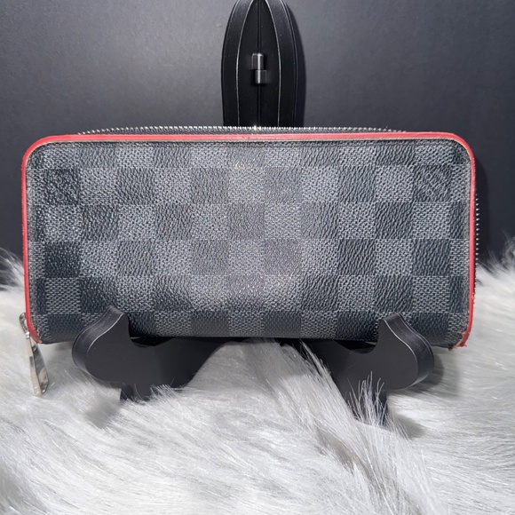Louis Vuitton Damier Graphite Wallet with Classic Checkerboard Design - Picture 2 of 11